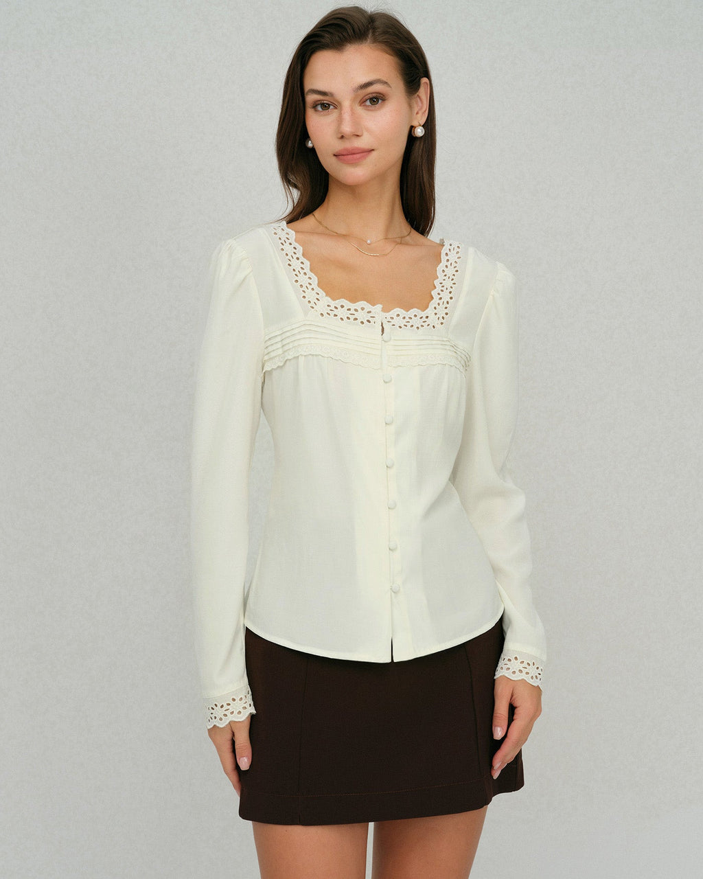 Blusa beige de encaje con cuello cuadrado