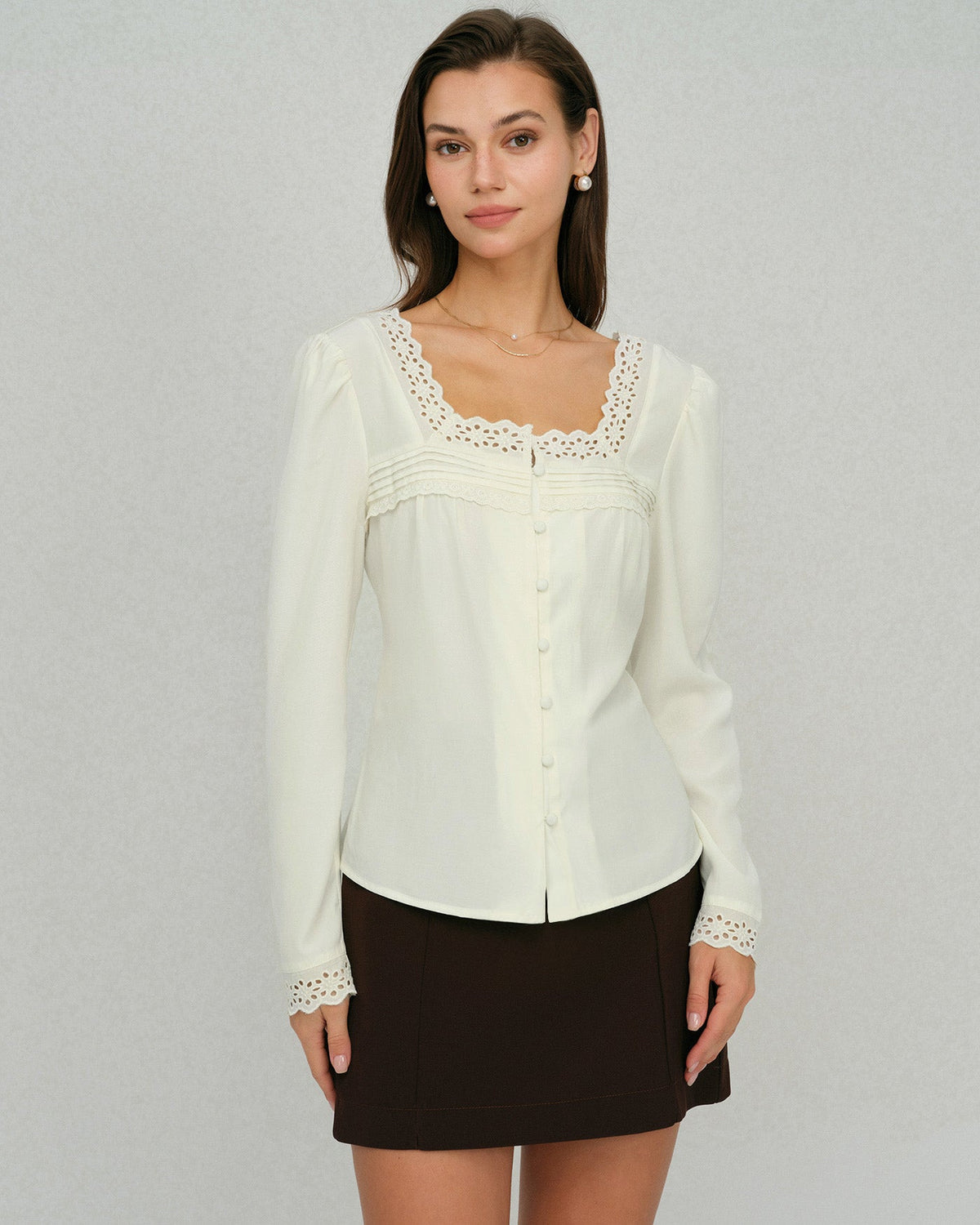 Blusa beige de encaje con cuello cuadrado
