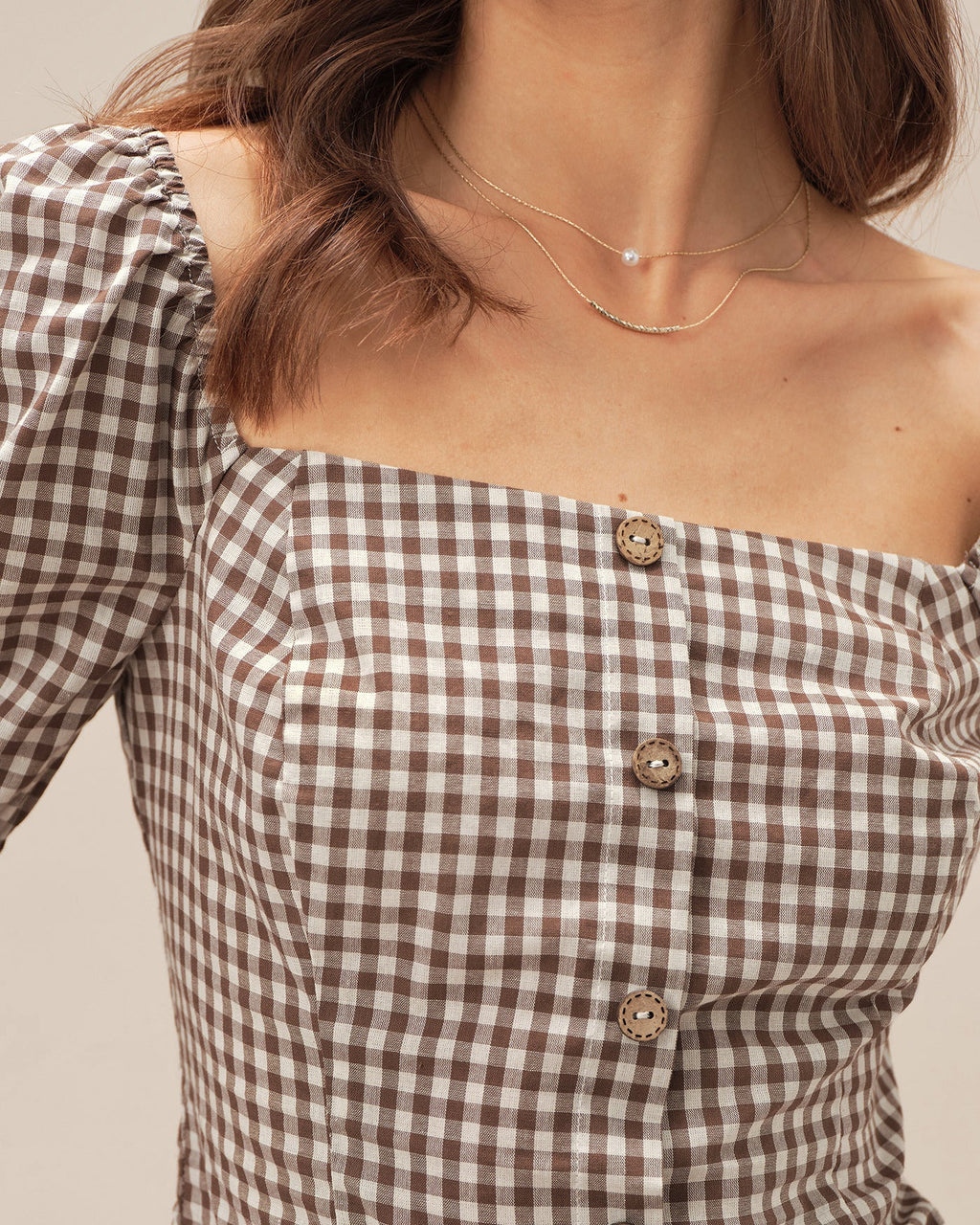 Blusa marrón de cuadros con mangas abullonadas