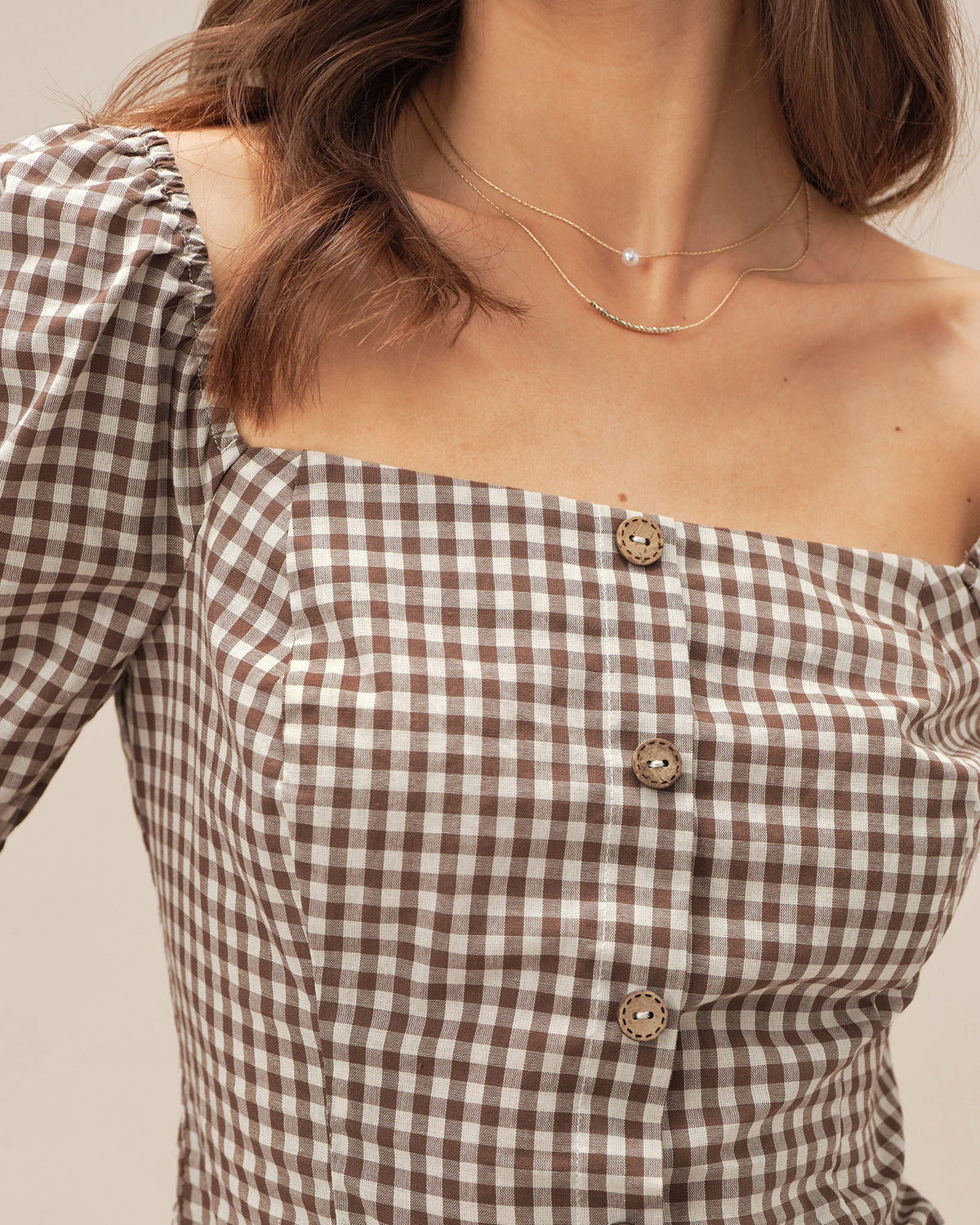 Blusa marrón de cuadros con mangas abullonadas