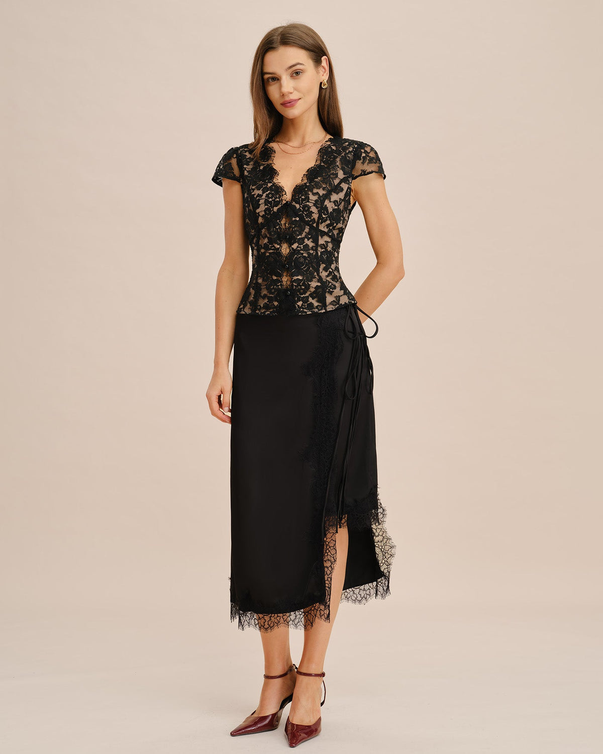 Blusa elegante negra de encaje con cuello en V