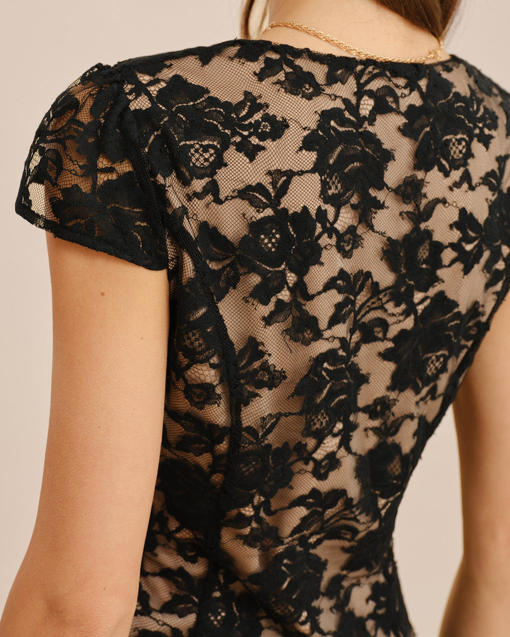 Blusa elegante negra de encaje con cuello en V
