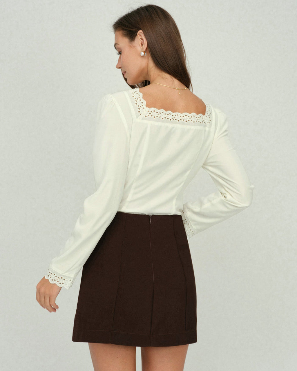 Blusa beige de encaje con cuello cuadrado