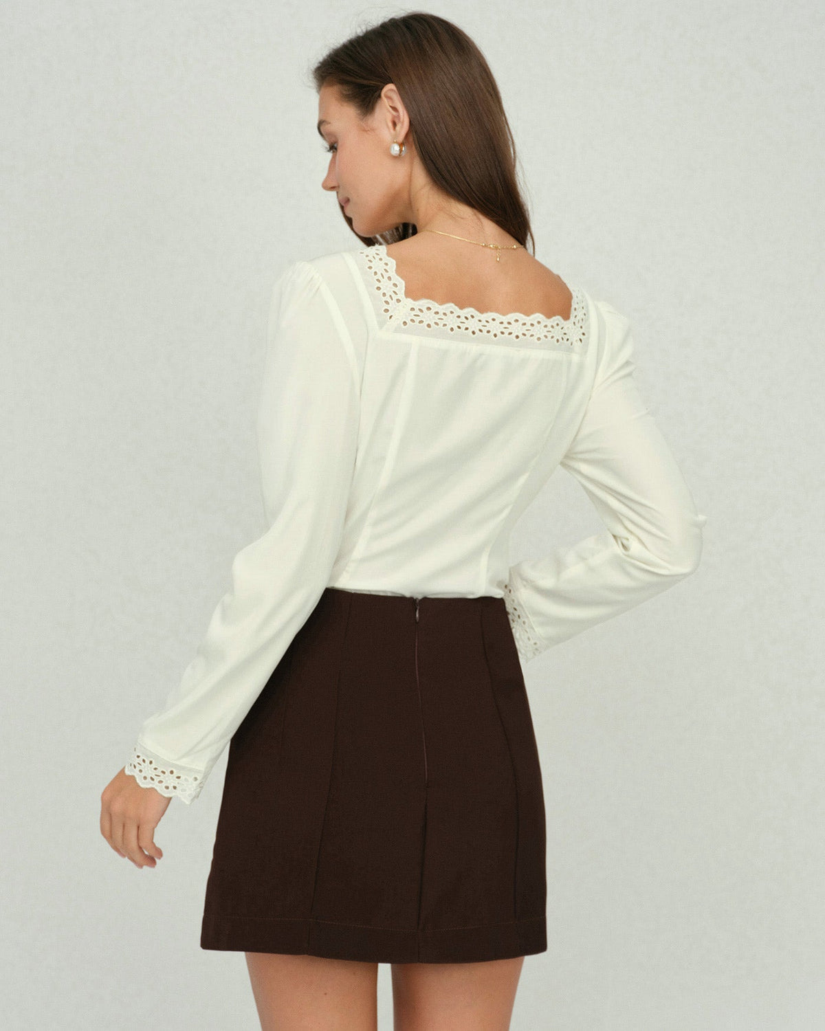 Blusa beige de encaje con cuello cuadrado
