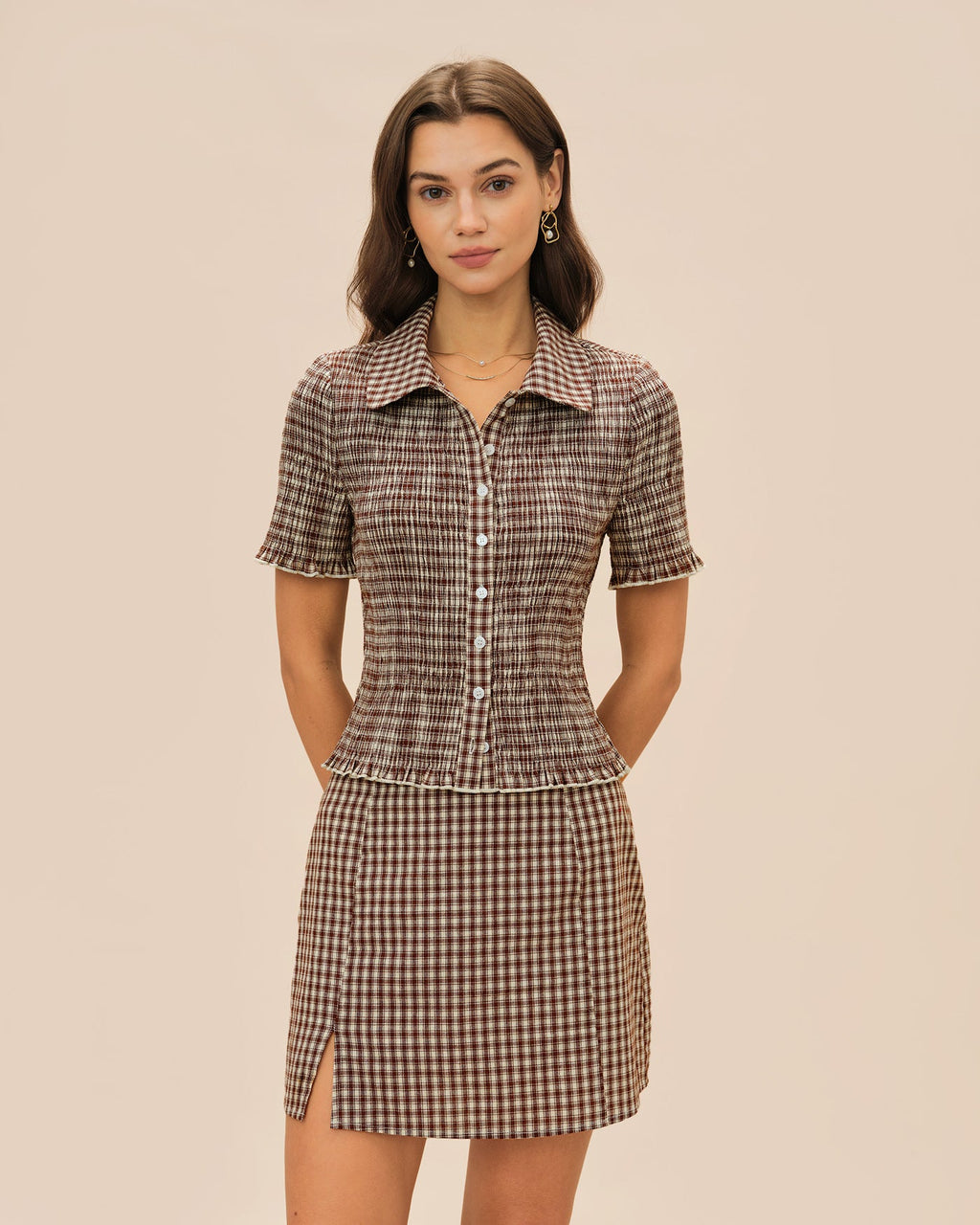 Blusa marrón de cuadros con botones y cuello clásico