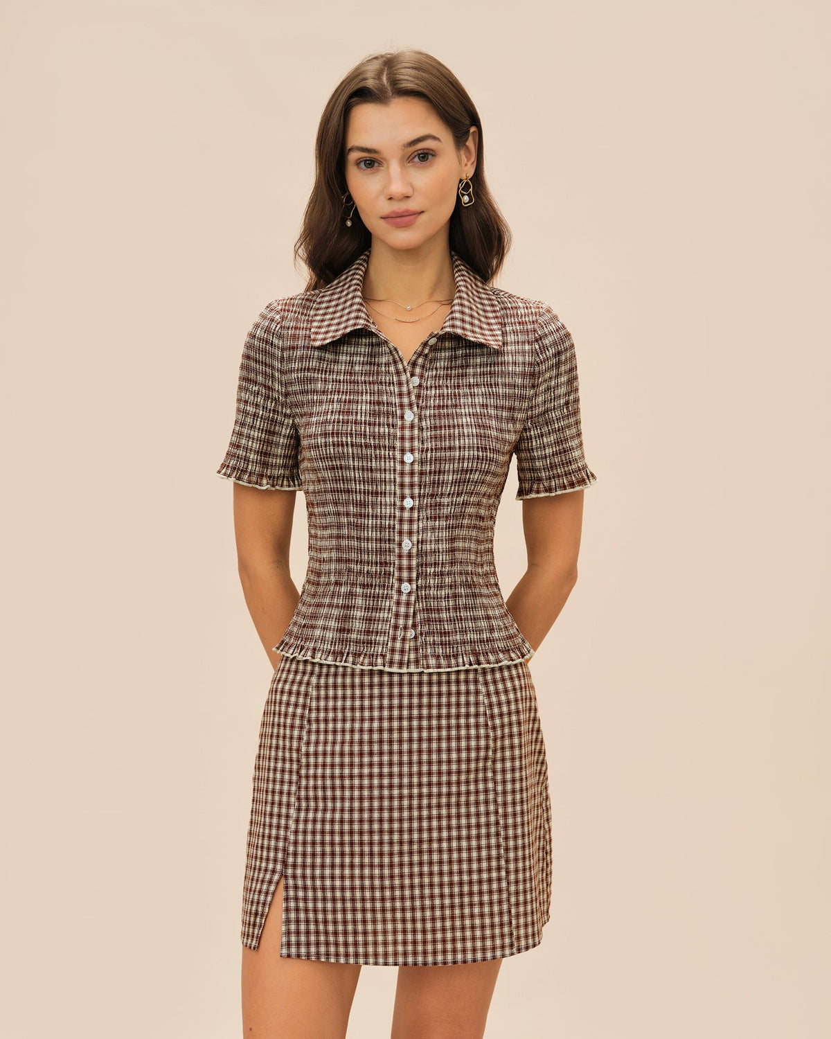 Blusa marrón de cuadros con botones y cuello clásico
