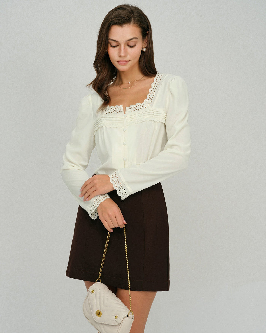 Blusa beige de encaje con cuello cuadrado