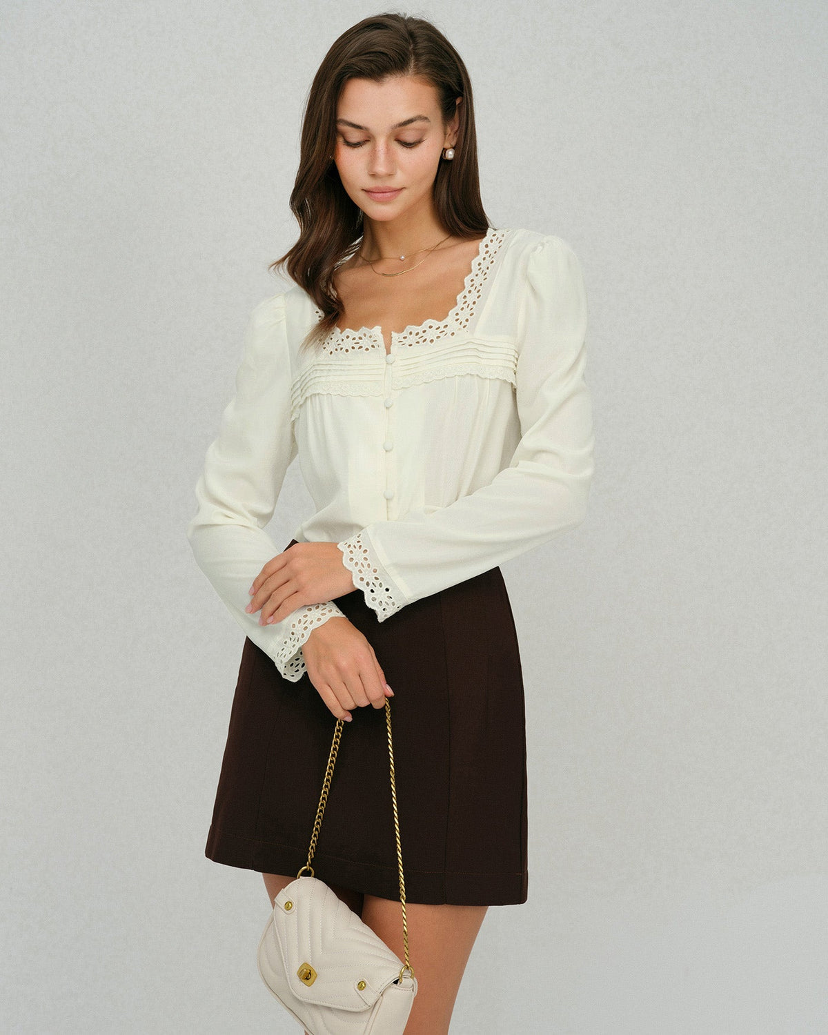 Blusa beige de encaje con cuello cuadrado