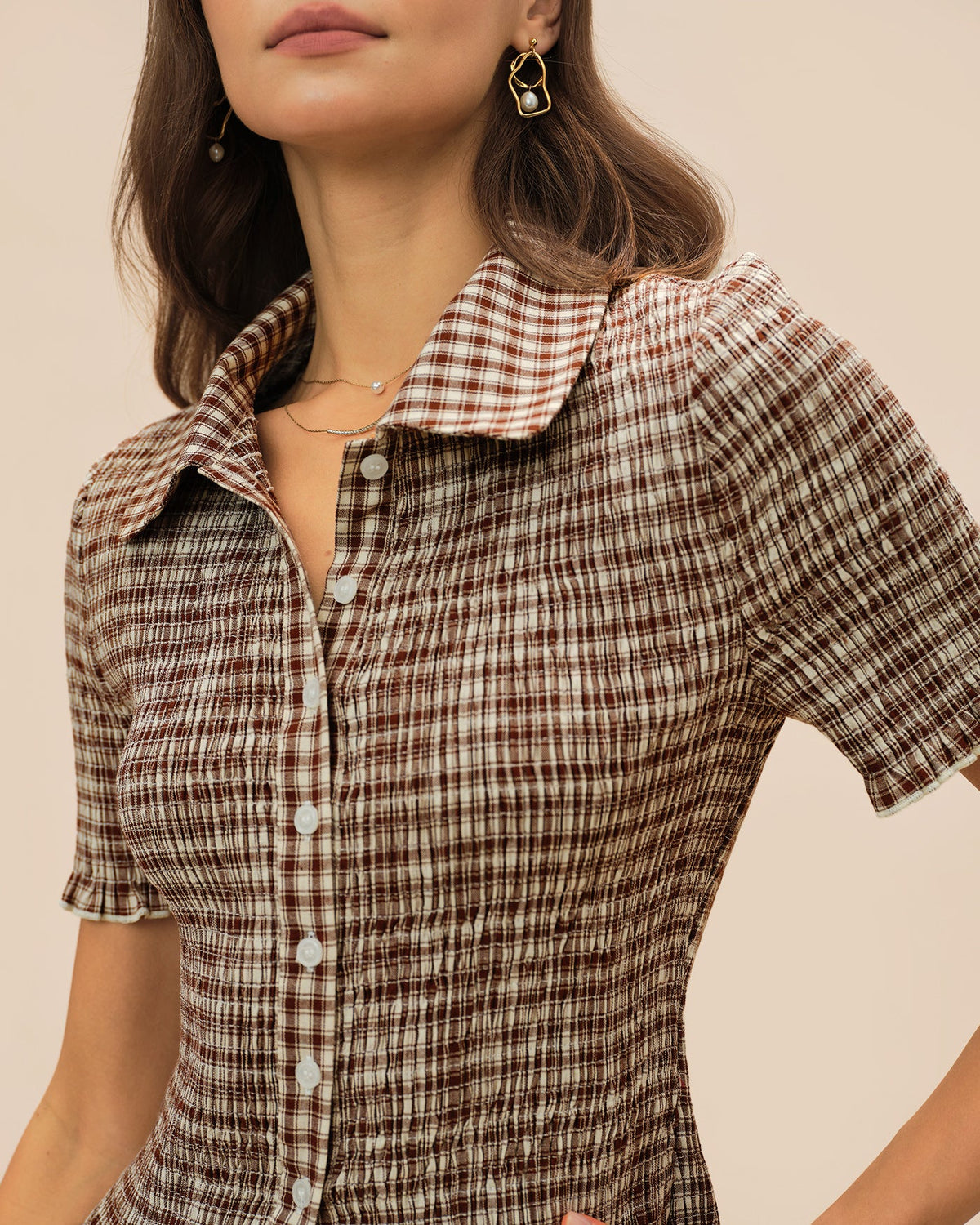 Blusa marrón de cuadros con botones y cuello clásico