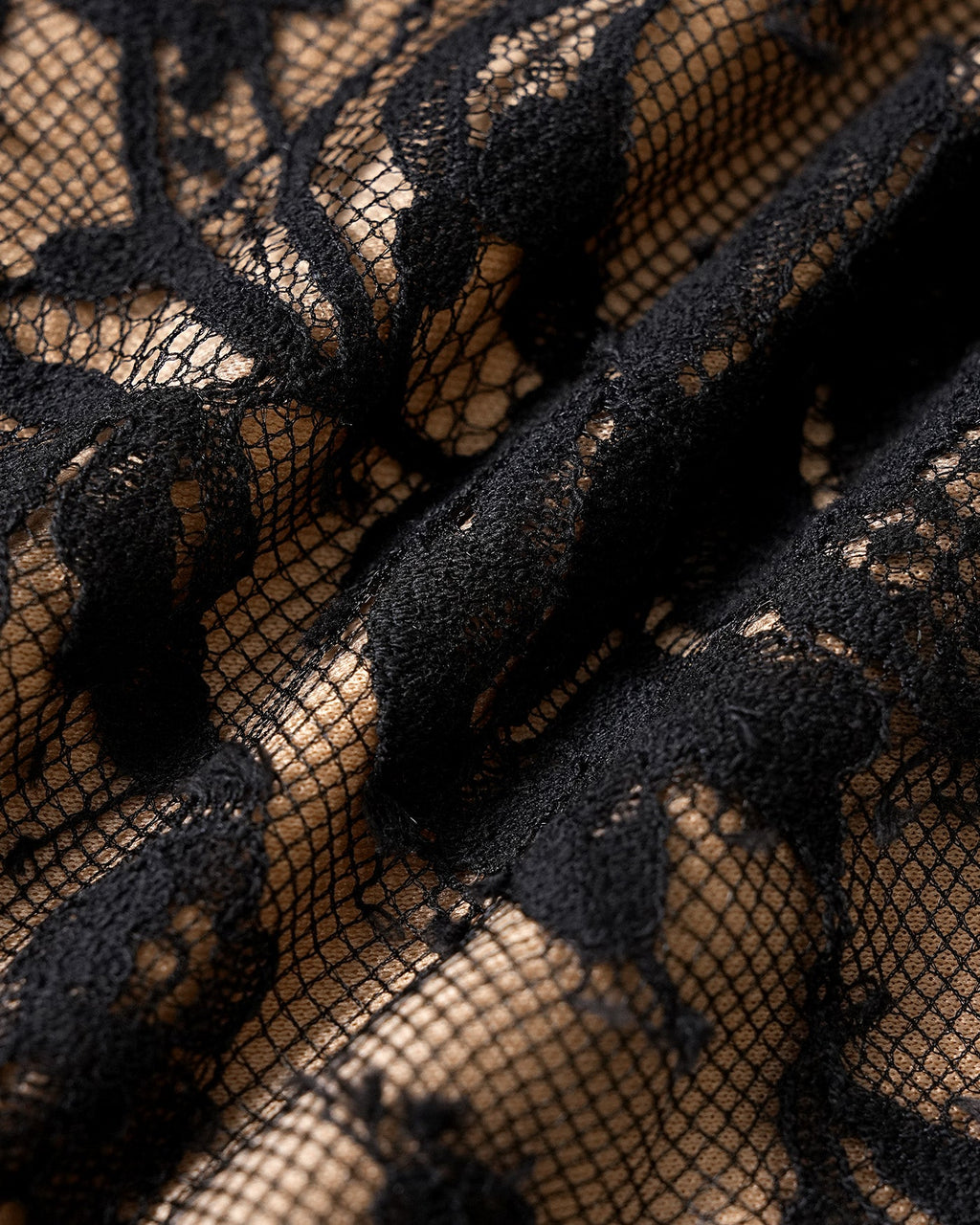 Blusa elegante negra de encaje con cuello en V