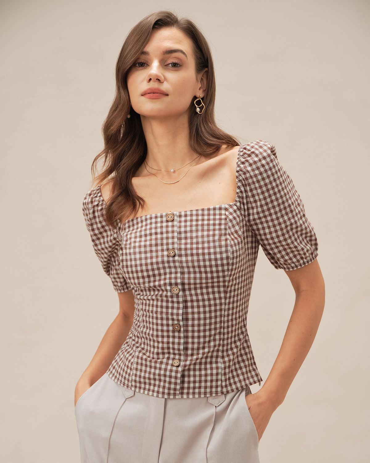 Blusa marrón de cuadros con mangas abullonadas