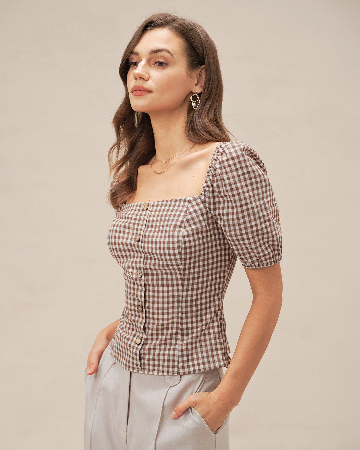 Blusa marrón de cuadros con mangas abullonadas
