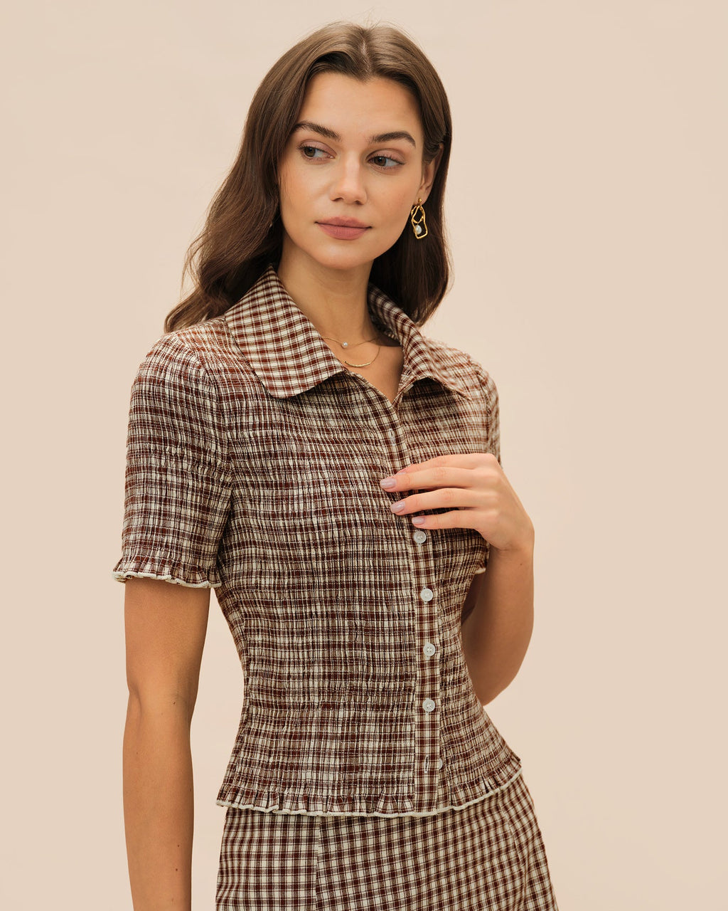 Blusa marrón de cuadros con botones y cuello clásico