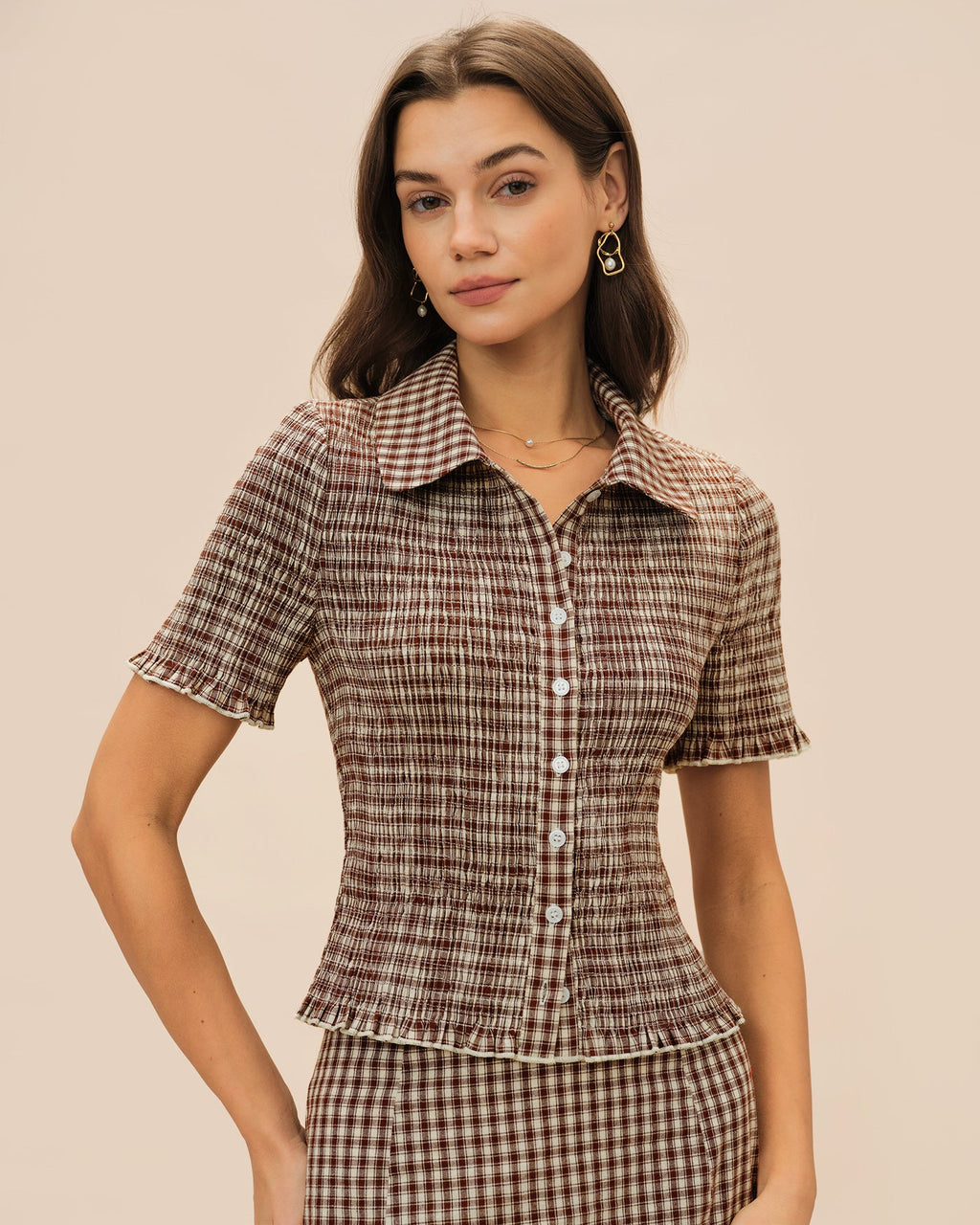Blusa marrón de cuadros con botones y cuello clásico