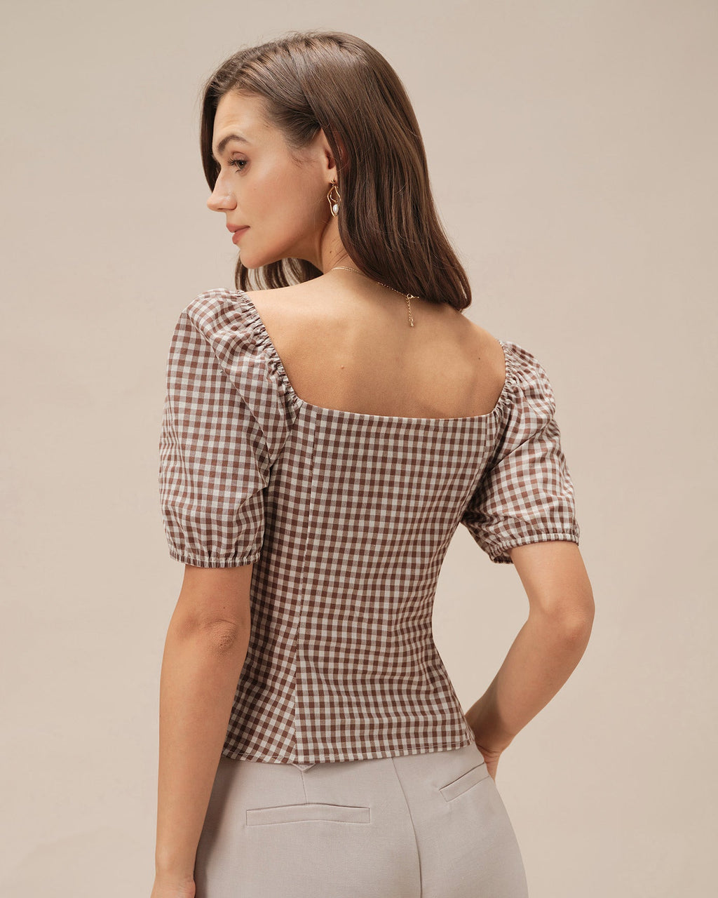 Blusa marrón de cuadros con mangas abullonadas