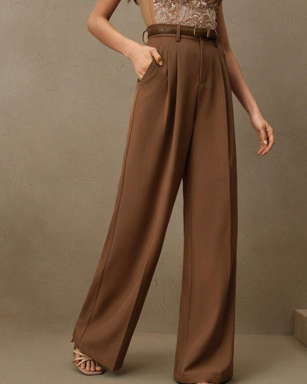 Pantalones con cintura marcada en color caramelo