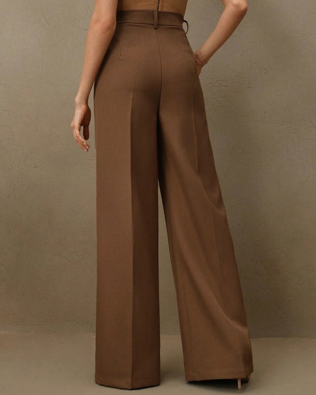 Pantalones con cintura marcada en color caramelo