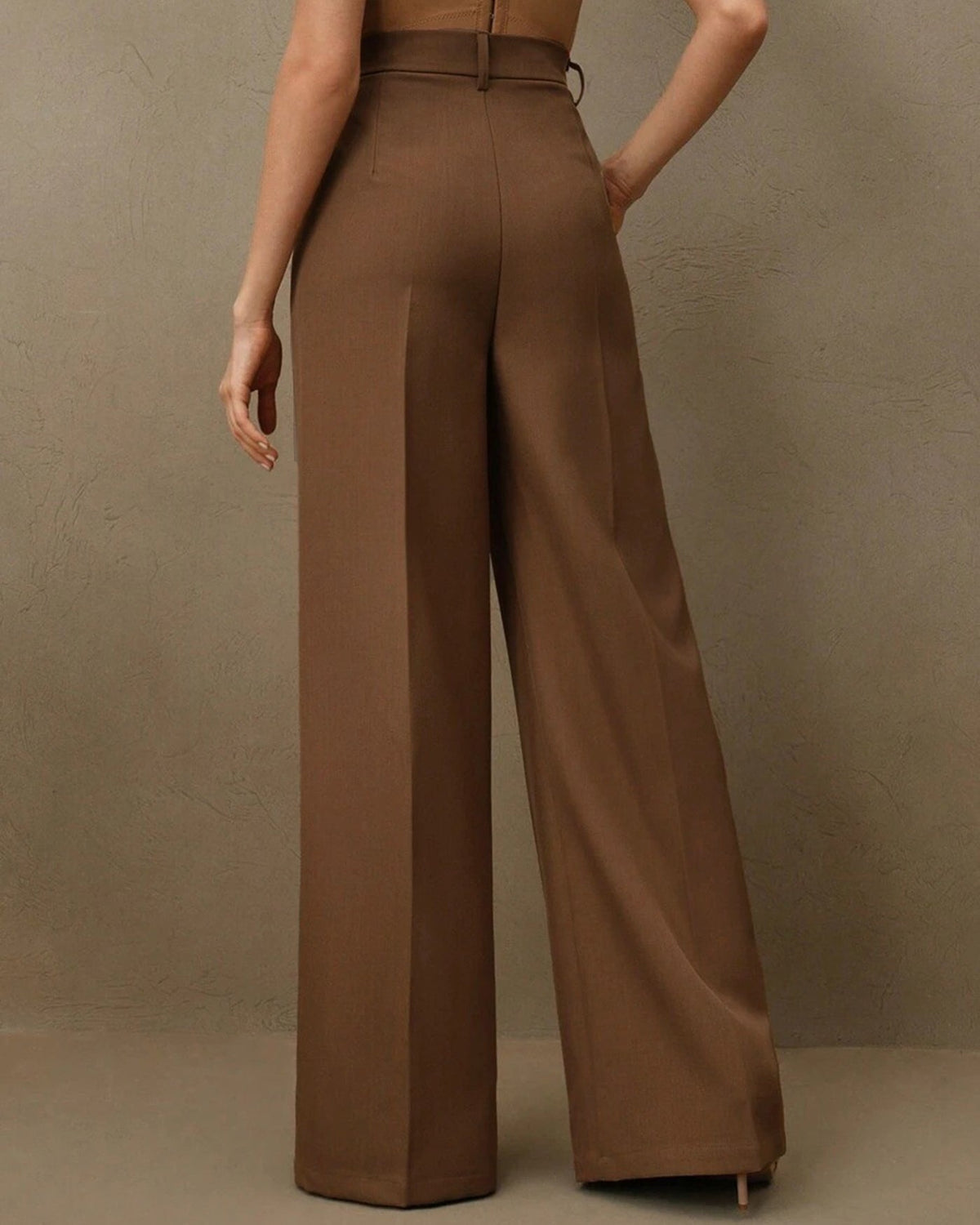 Pantalones con cintura marcada en color caramelo