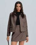 Chaqueta marrón lisa de botonadura sencilla