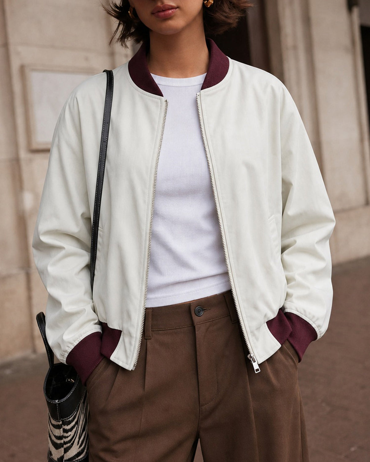 Chaqueta en blanco roto con bolsillos de cremallera en contraste