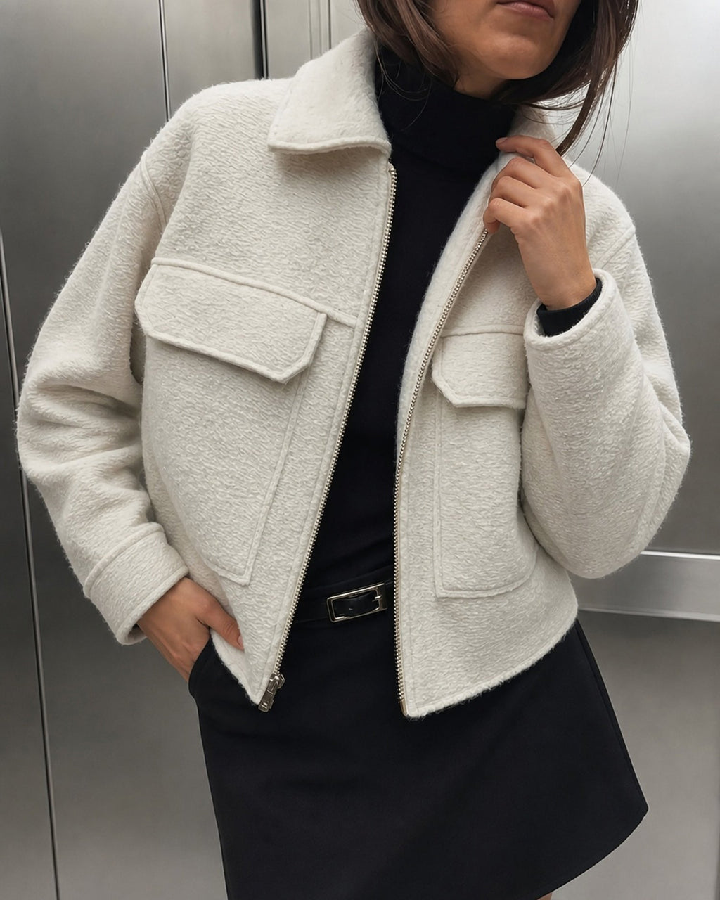 Chaqueta lisa en blanco roto con elegantes bolsillos de cremallera