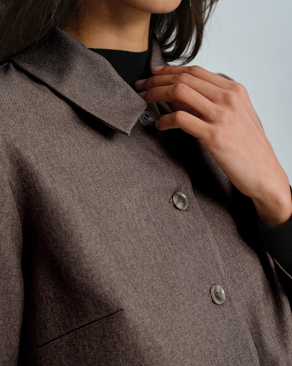 Chaqueta marrón lisa de botonadura sencilla