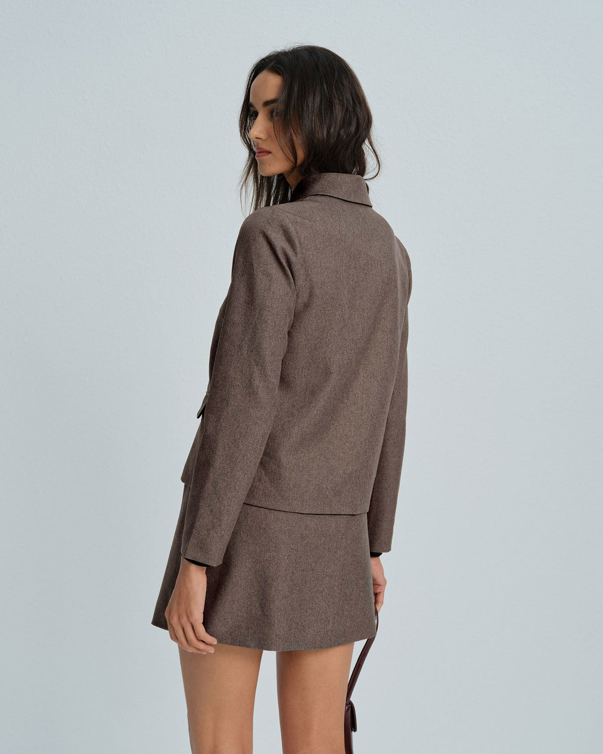 Chaqueta marrón lisa de botonadura sencilla