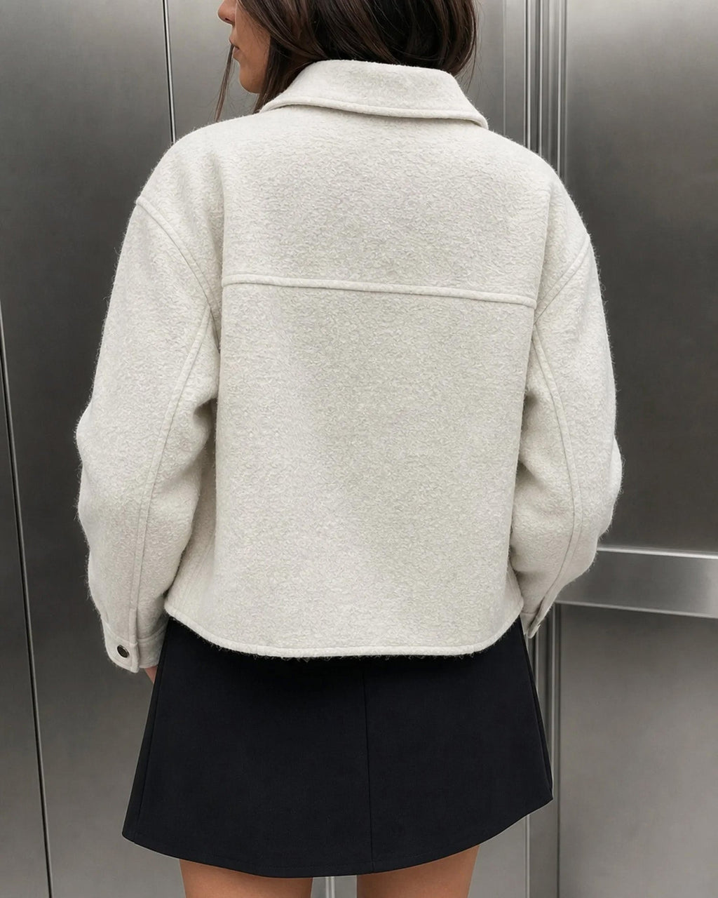 Chaqueta lisa en blanco roto con elegantes bolsillos de cremallera
