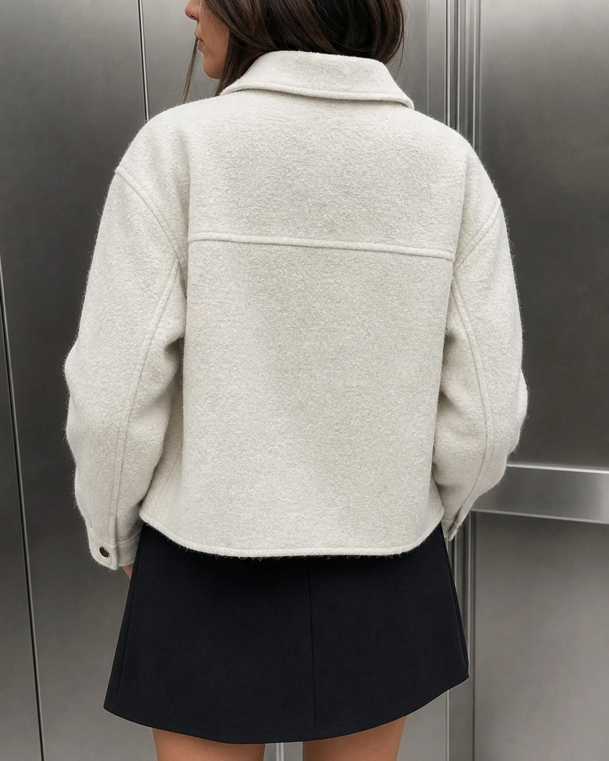 Chaqueta lisa en blanco roto con elegantes bolsillos de cremallera