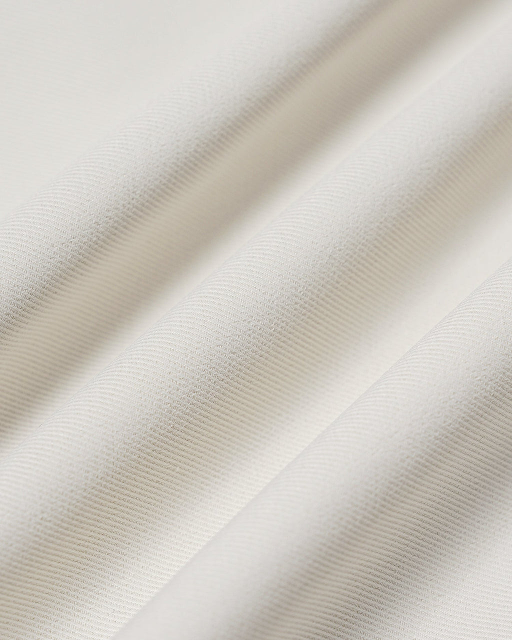 Chaqueta elegante de color blanco roto con bolsillos con cremallera