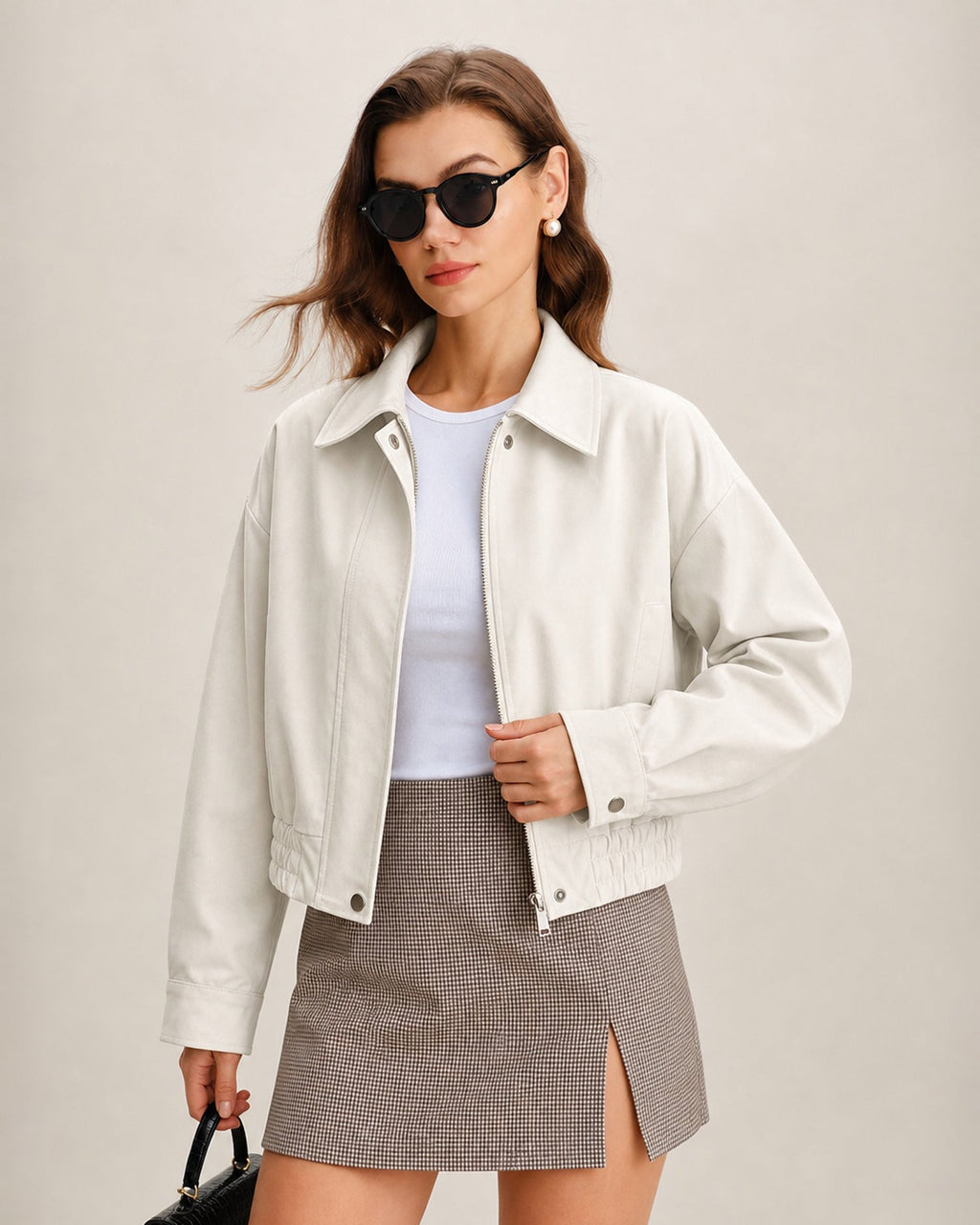 Chaqueta elegante de color blanco roto con bolsillos con cremallera