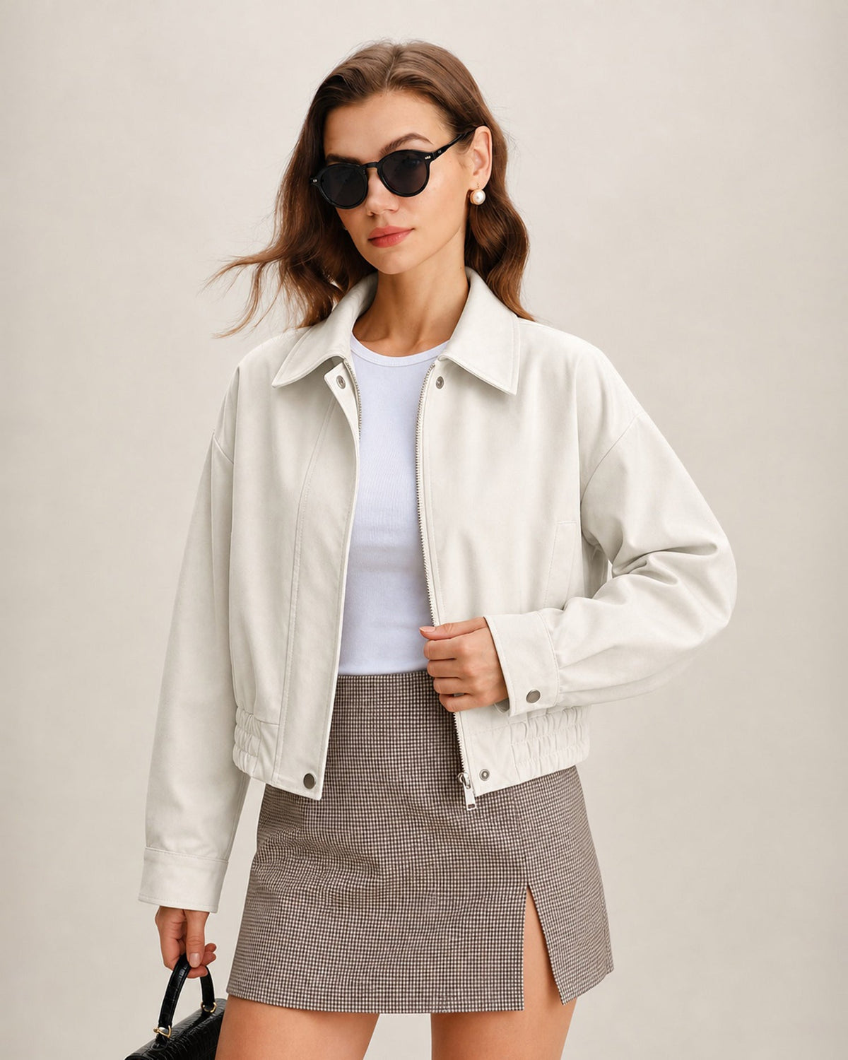 Chaqueta elegante de color blanco roto con bolsillos con cremallera