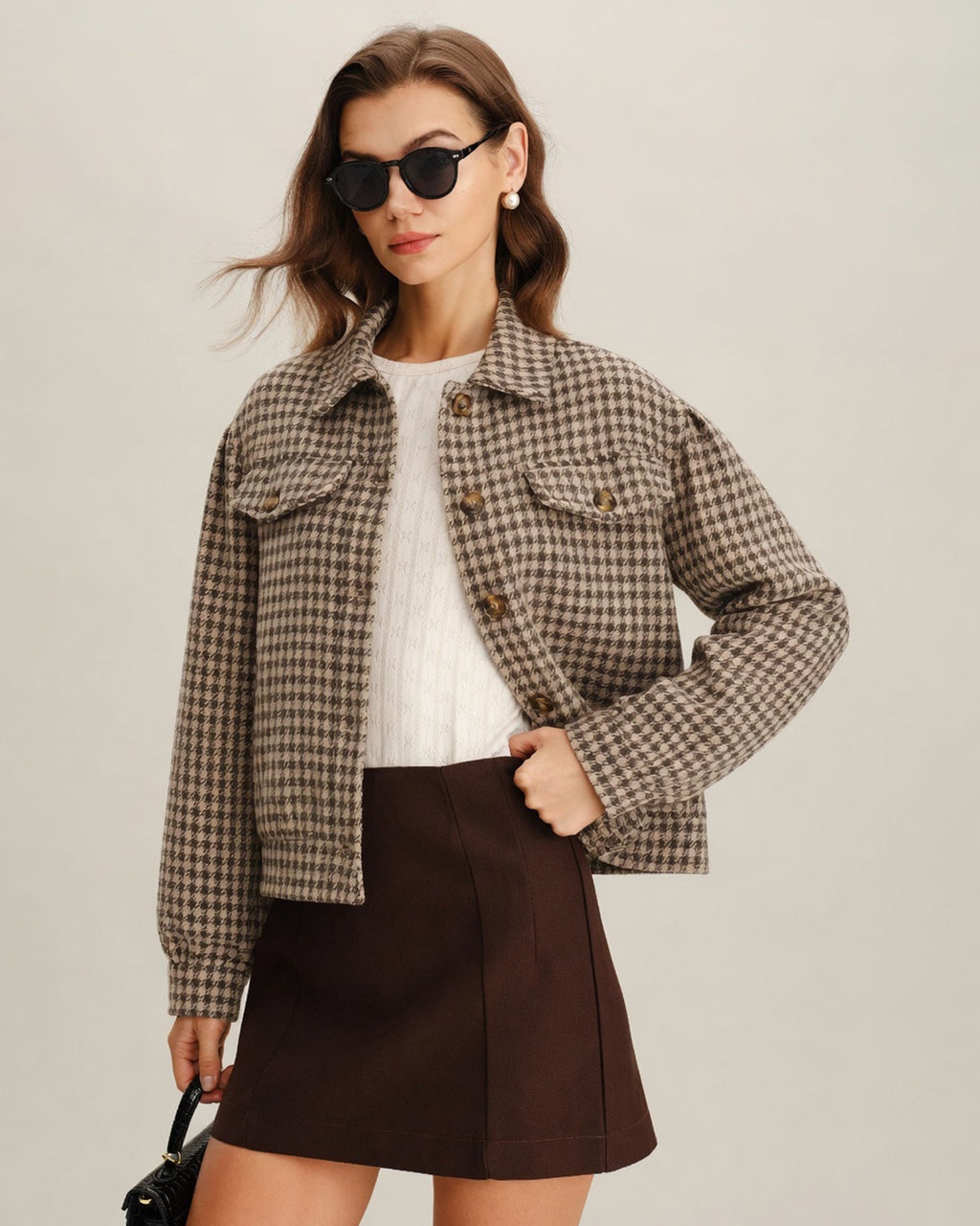 Chaqueta marrón elegante con estampado geométrico y botones