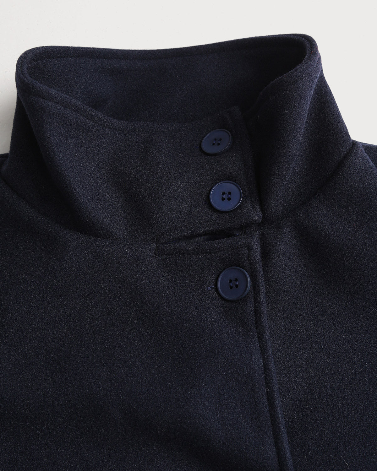 Chaqueta azul elegante de botonadura sencilla y corte relajado