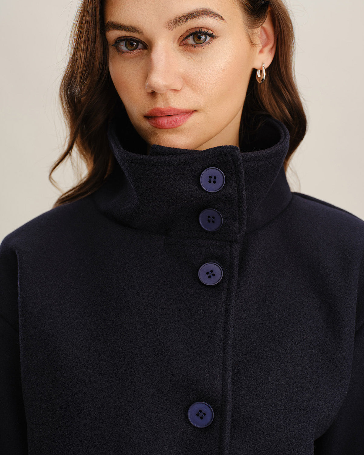 Chaqueta azul elegante de botonadura sencilla y corte relajado