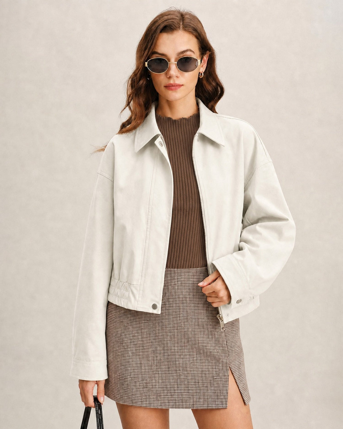 Chaqueta elegante de color blanco roto con bolsillos con cremallera