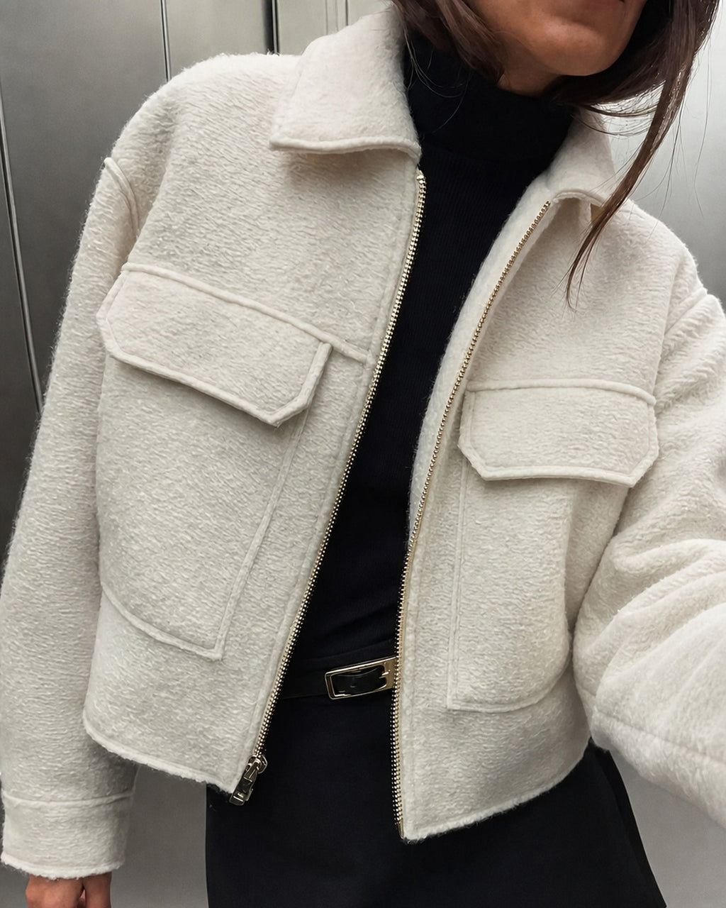 Chaqueta lisa en blanco roto con elegantes bolsillos de cremallera