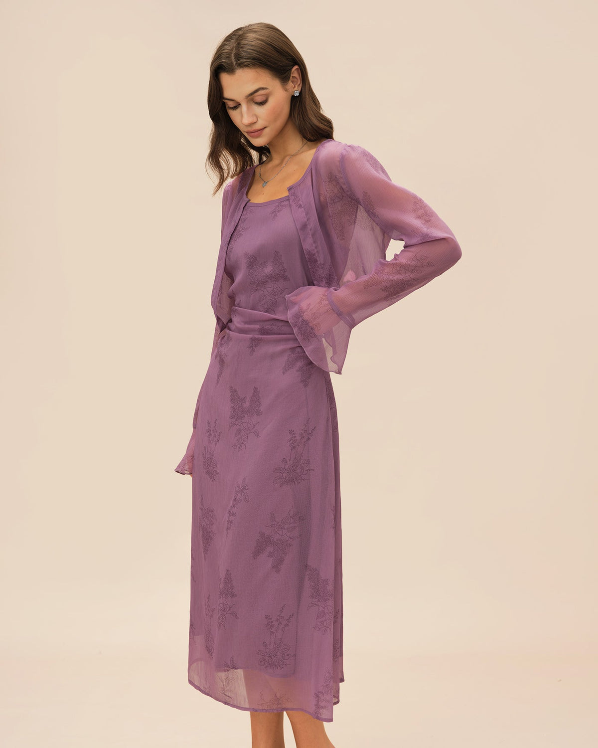 Vestido elegante morado con estampado floral
