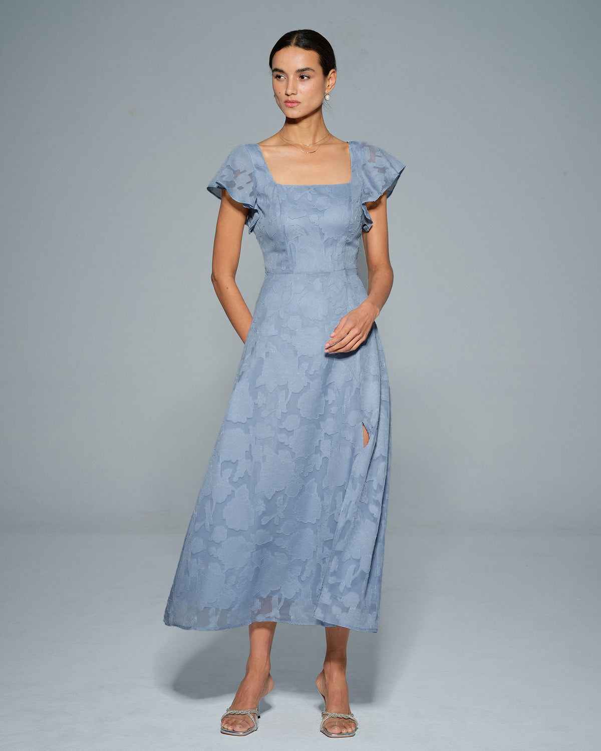 Vestido elegante azul con estampado floral