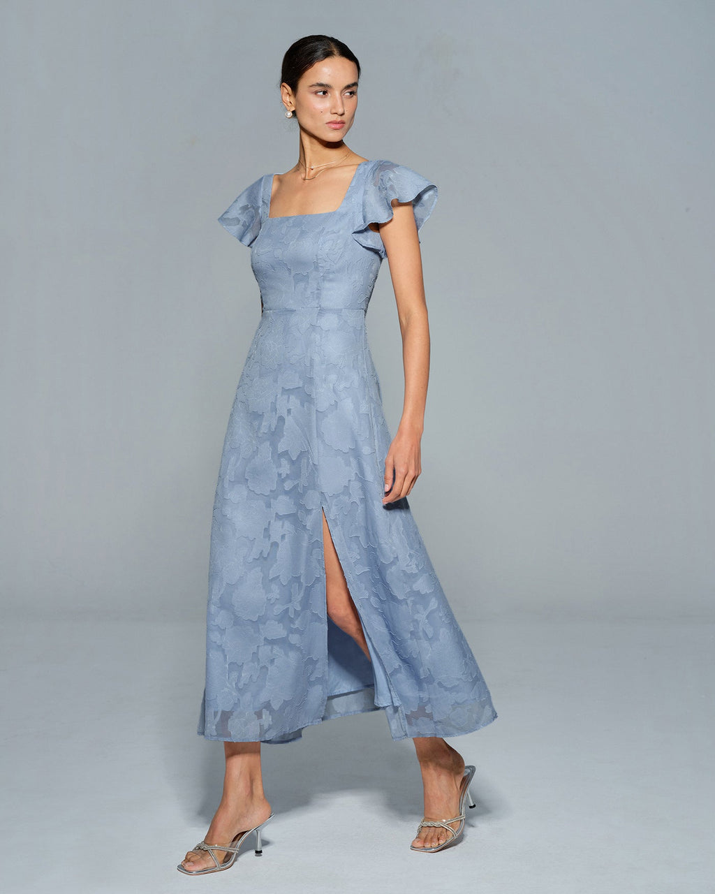 Vestido elegante azul con estampado floral