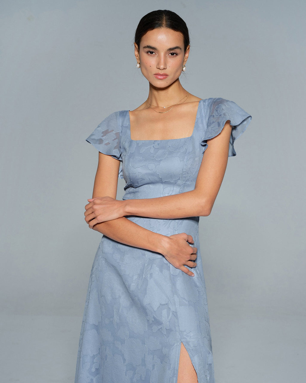 Vestido elegante azul con estampado floral