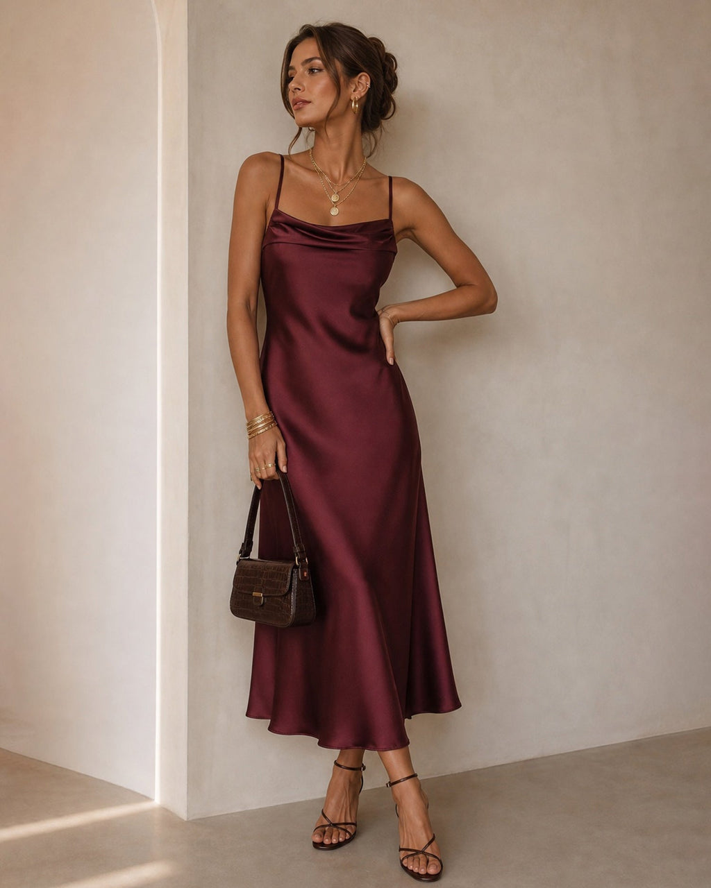 Vestido elegante de satén rojo vino