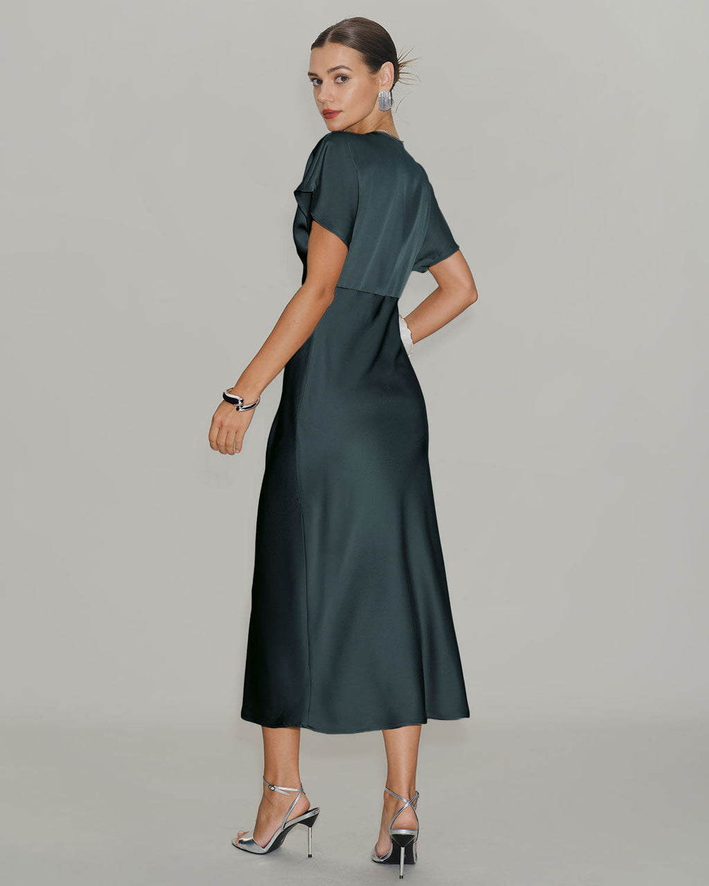 Vestido elegante de satén gris verdoso