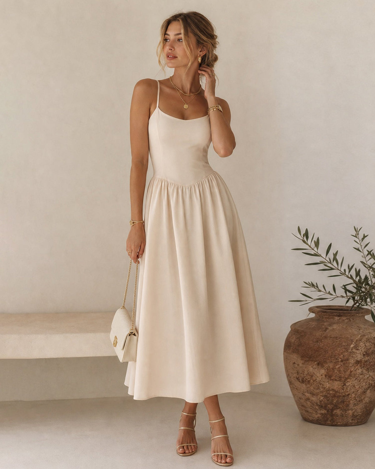 Vestido elegante color albaricoque con gasa