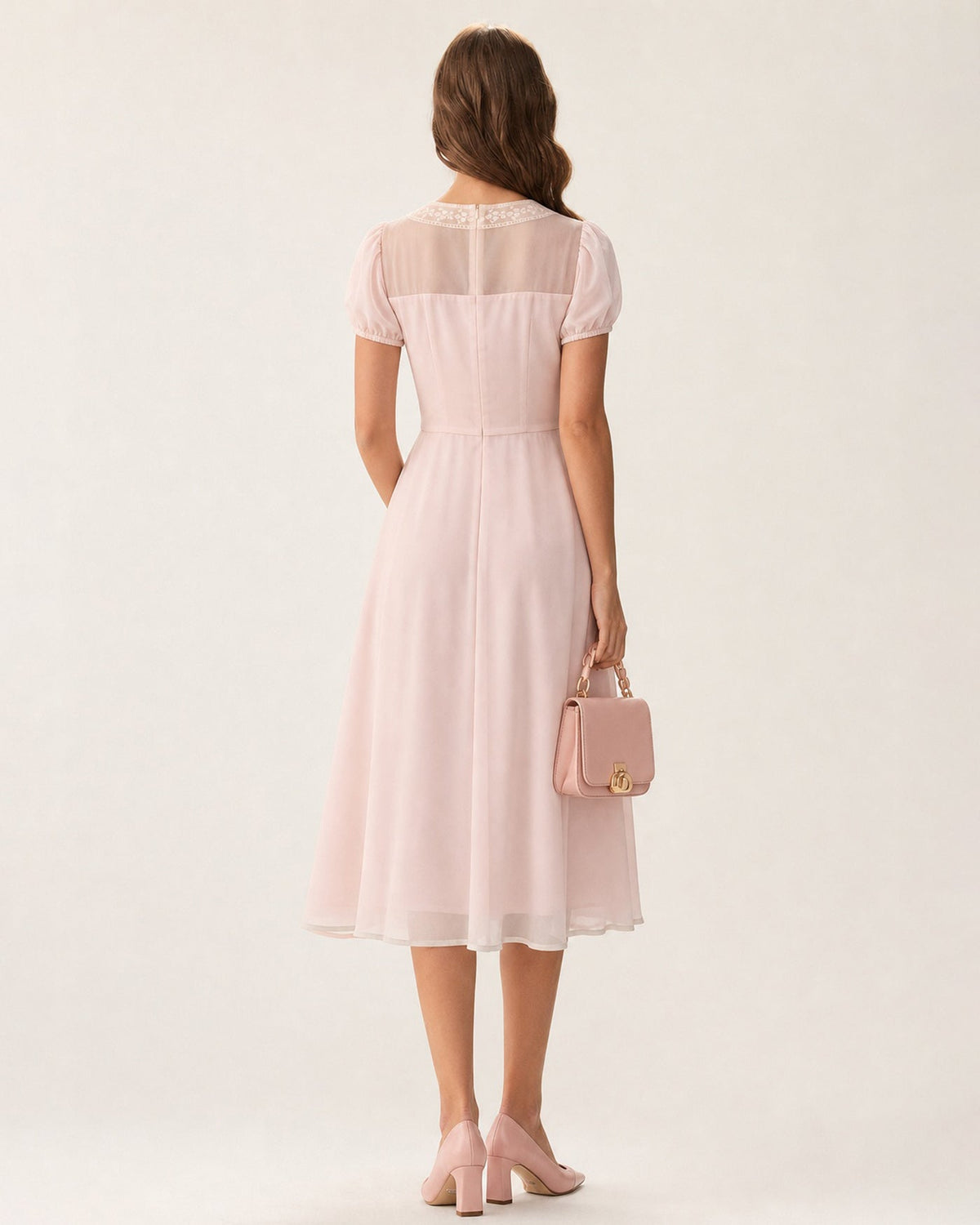 Vestido rosa de encaje y gasa con escote