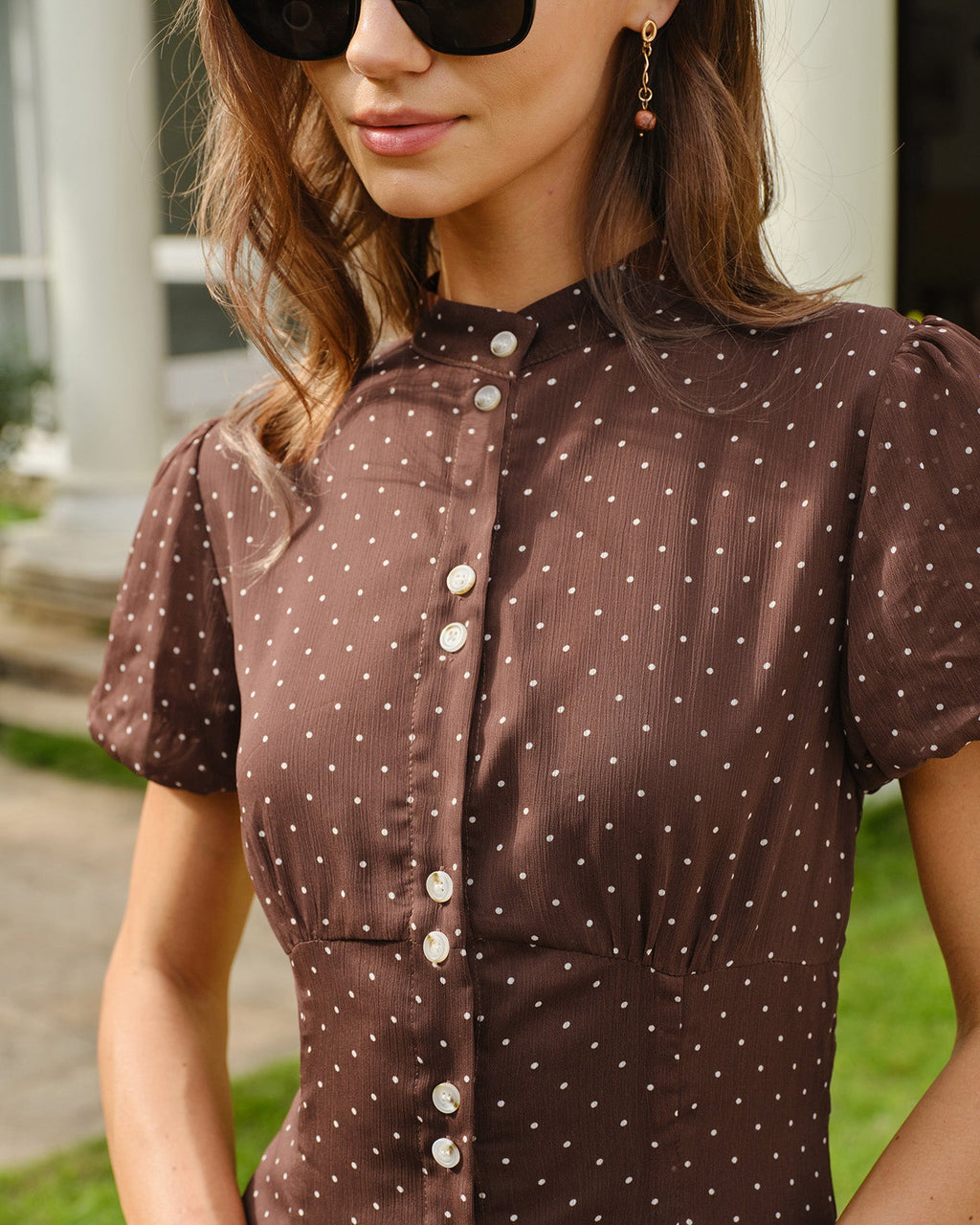Vestido elegante marrón con lunares