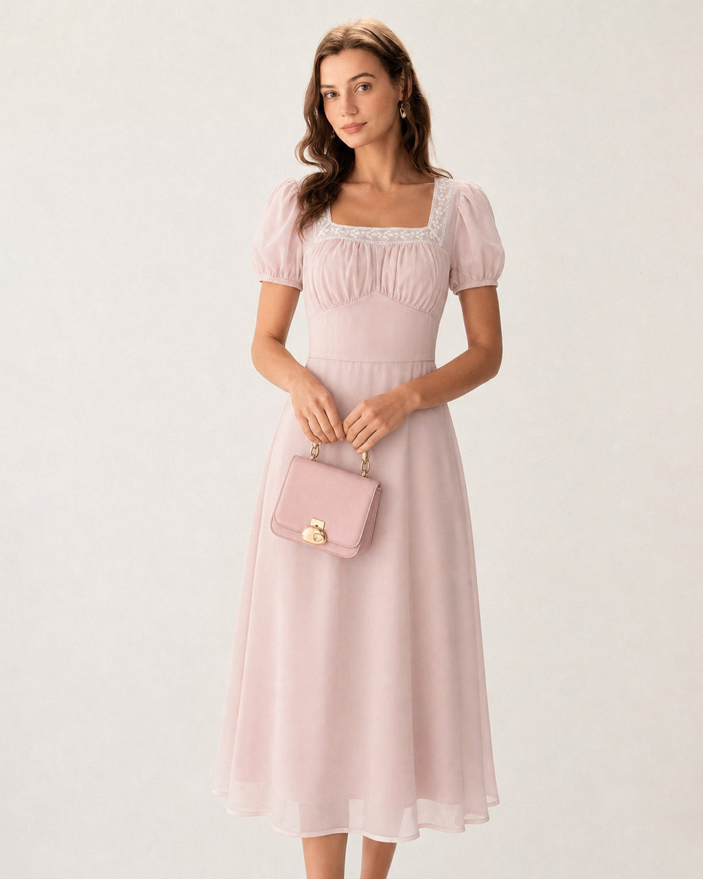Vestido rosa de encaje y gasa con escote