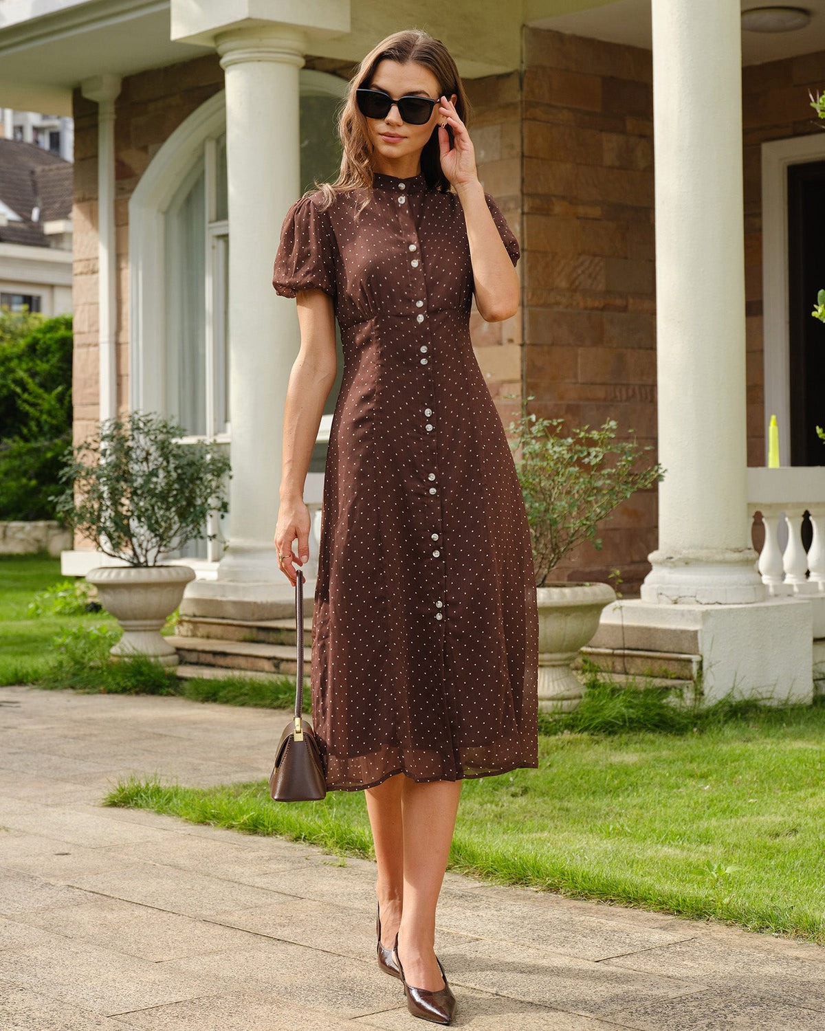 Vestido elegante marrón con lunares