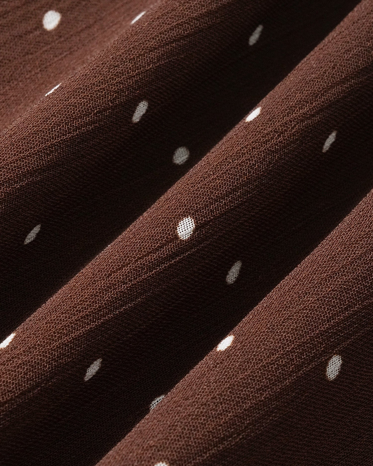 Vestido elegante marrón con lunares