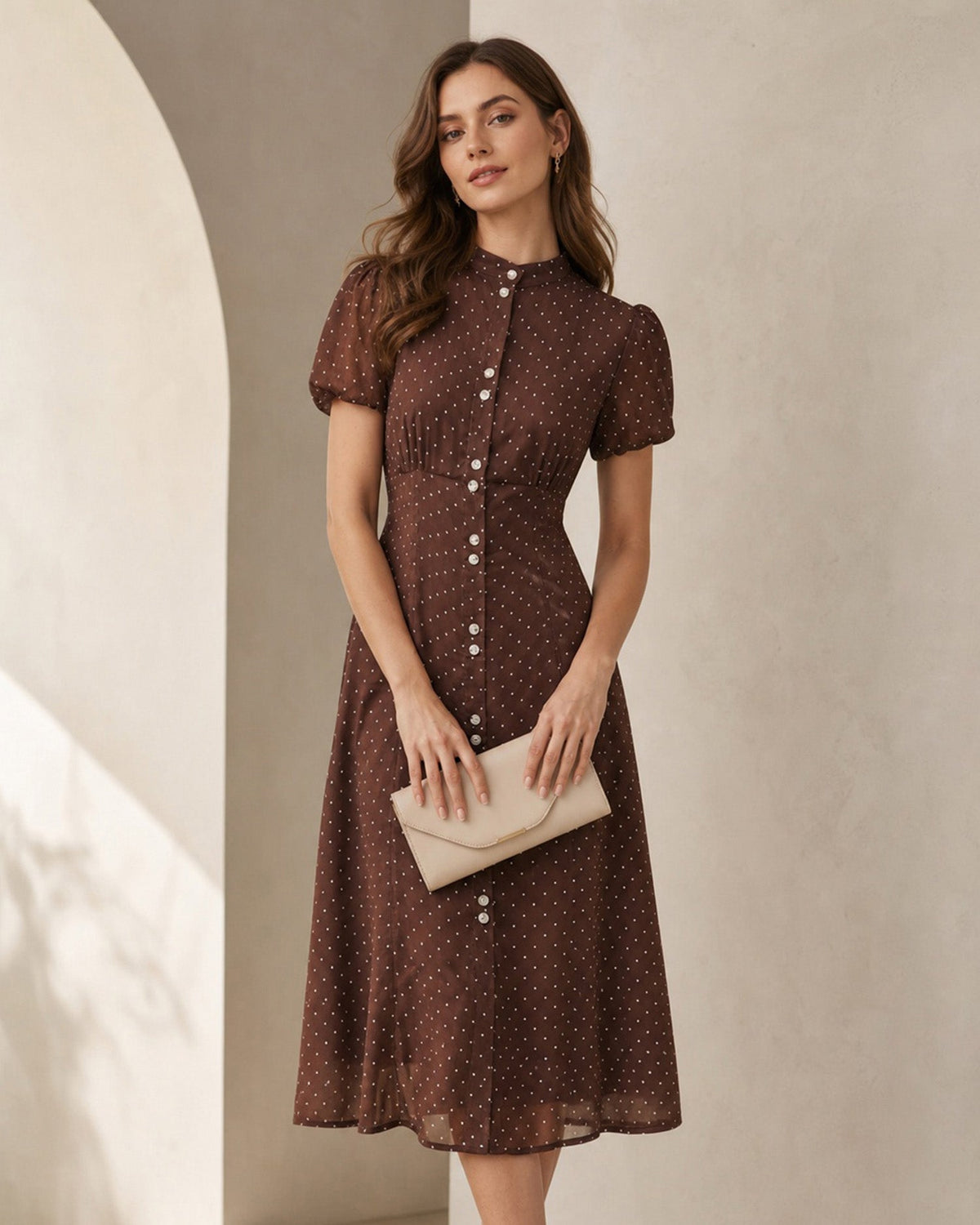 Vestido elegante marrón con lunares